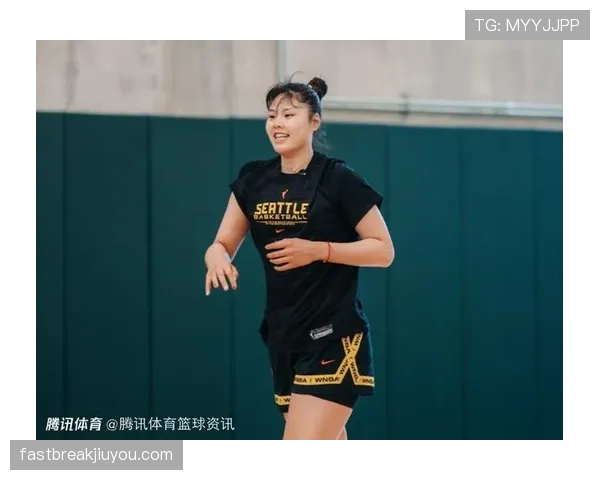 李月汝训练完啃鸡腿的样子,真不像拿WNBA工资的人 李月汝训练完啃鸡腿的样子,真不像拿WNBA工资的人